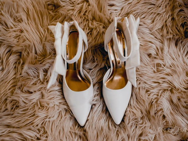 1584683977 White shoe for the bride timeless classic