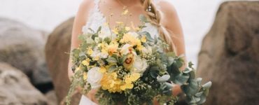 1594729530 How many bouquets should a bride have
