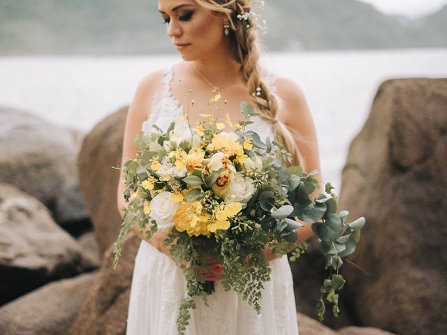 1594729530 How many bouquets should a bride have
