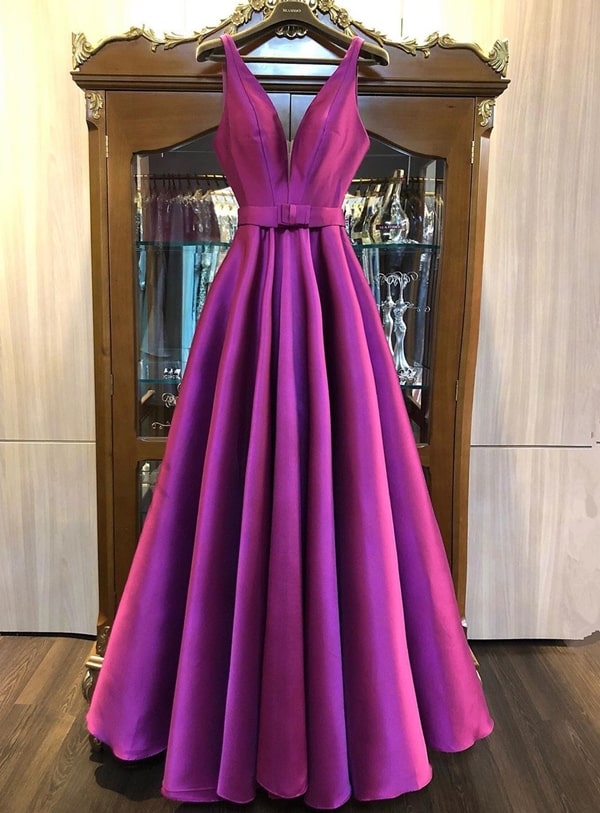 vestido longo fúcsia estilo princesa com cinto