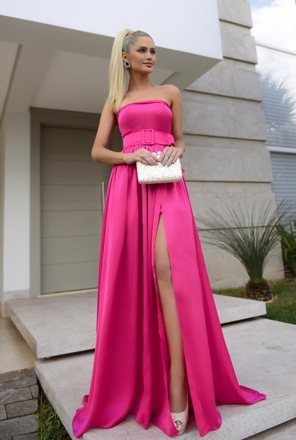 Vestido longo pink com fenda, manga removível e cinto do tecido do vestido