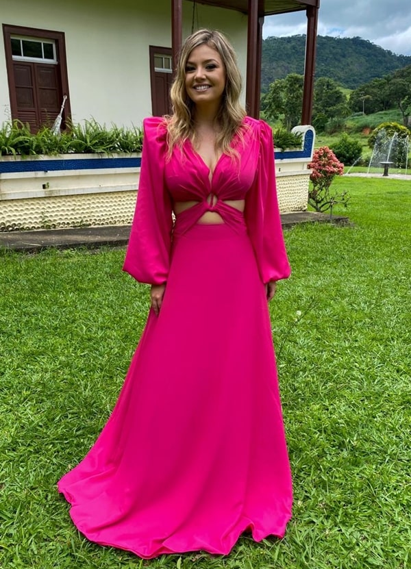 vestido longo pink com mangas longas e recortes na cintura