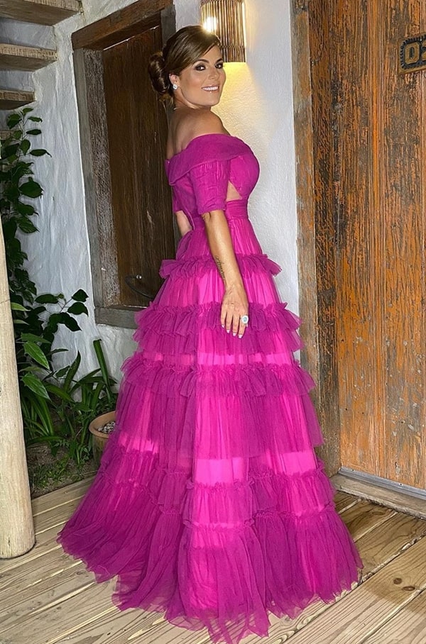 Vestido de festa longo fúcsia com saia ampla estilo princesa e decote ombro a ombro