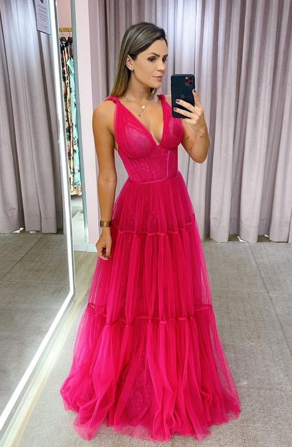 vestido de festa longo pink com saia fluida de tule e parte superior justa