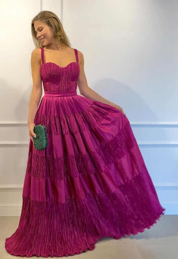 vestido longo fucsia para madrinha de casamento à noite