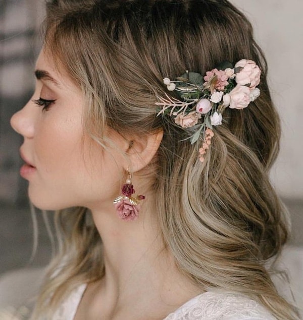 natural hairstyle with artificial flowers for civil wedding bride