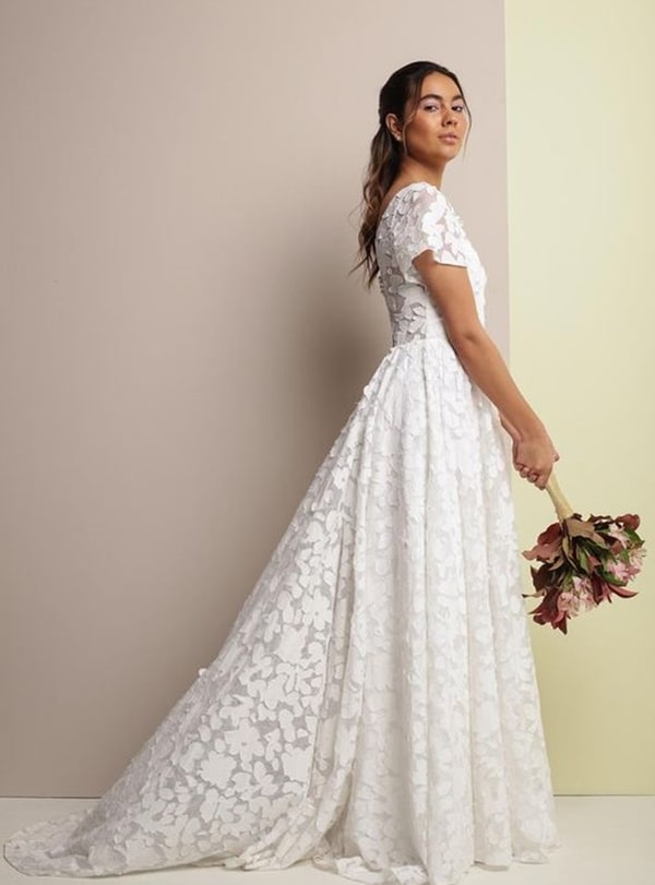 simple wedding dress made in 3D lace with sleeves for evangelical wedding