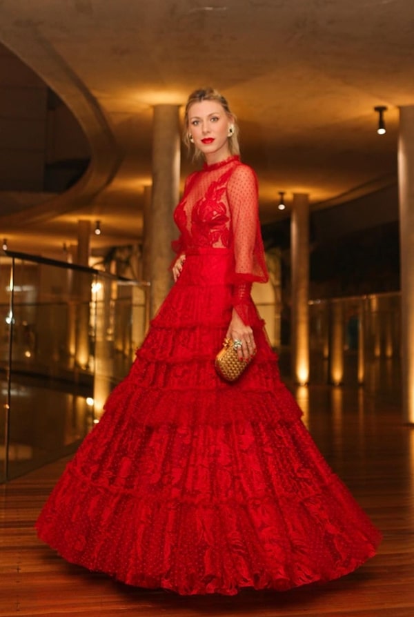 Nati Vozza long red party dress cashas Thassia Naves