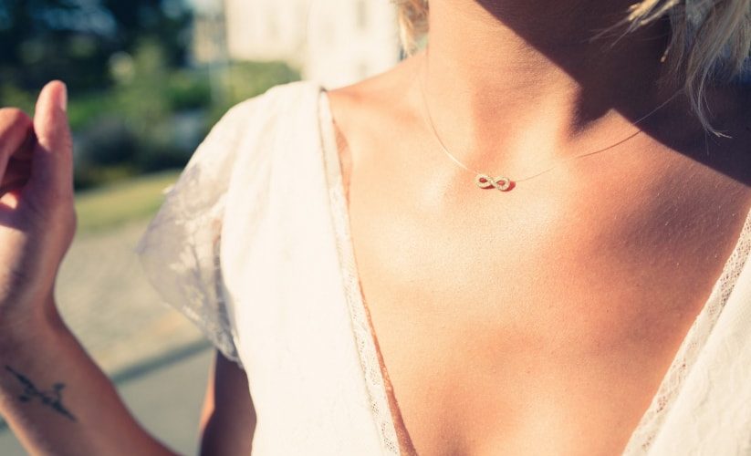 What jewelry to choose according to the neckline of