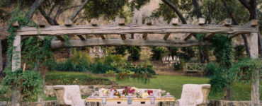 How to decide on an indoor or outdoor wedding reception