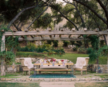 How to decide on an indoor or outdoor wedding reception