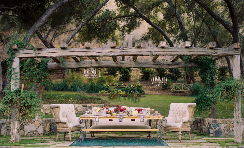 How to decide on an indoor or outdoor wedding reception