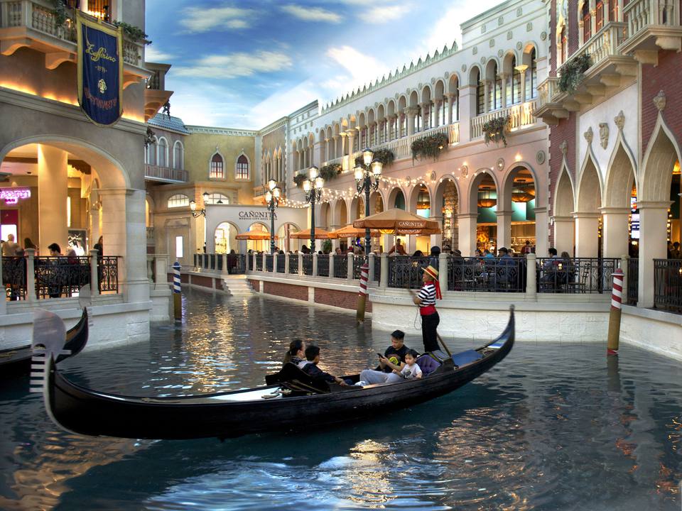 Are the gondola rides at the Venetian free?