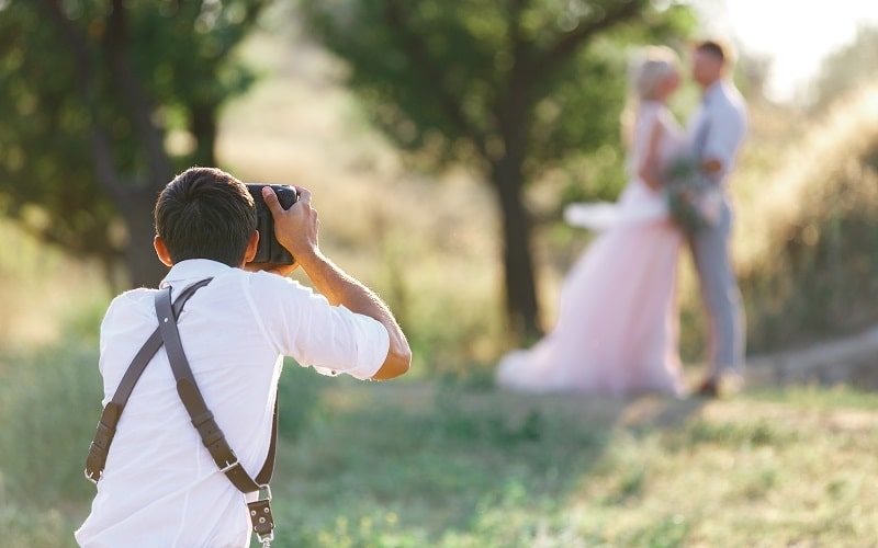 Can a photographer wear jeans to a wedding?