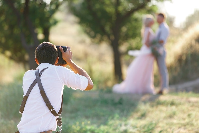 Can a photographer wear jeans to a wedding?