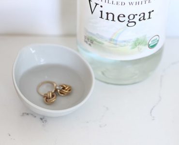 Can you clean gold with vinegar?