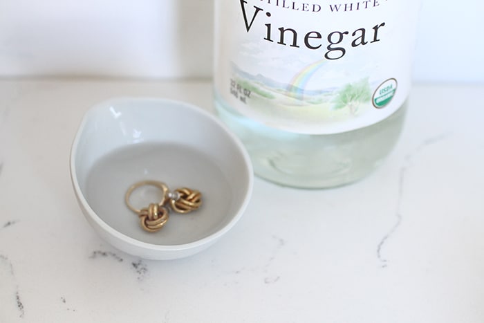 Can you clean gold with vinegar?