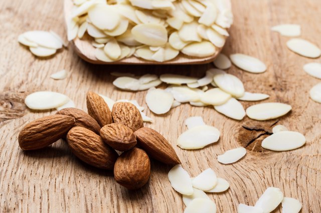 Can you get food poisoning from almonds?