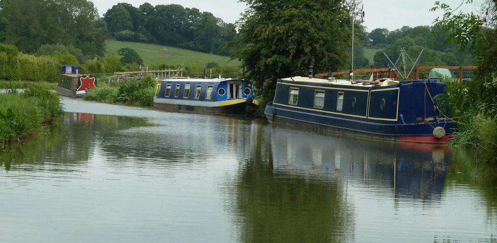 Can you moor anywhere on a canal?