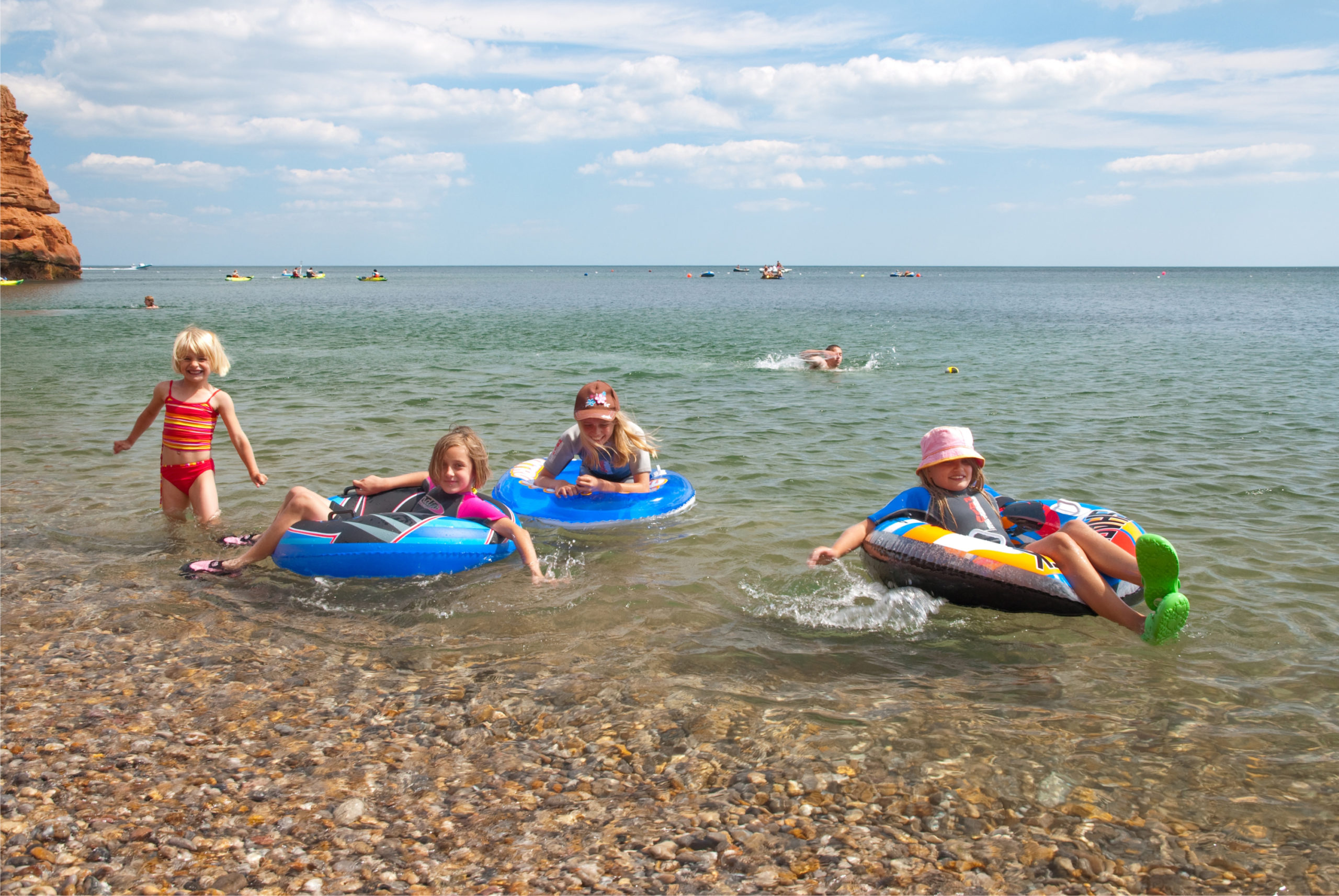 Куда можно съездить летом недорого в россии. Дети на черном море. Дети отдыхают на море. Лучшие пляжи для отдыха с детьми. Место отдыха для детей.