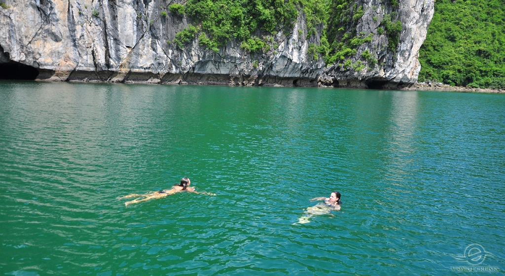 Can you swim in Naples Bay?