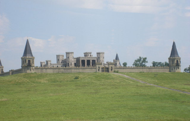 Did Lee Majors own the castle in Lexington KY?