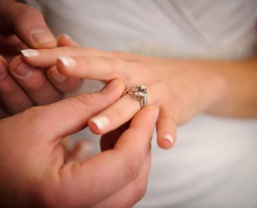 Do Quakers wear wedding rings?
