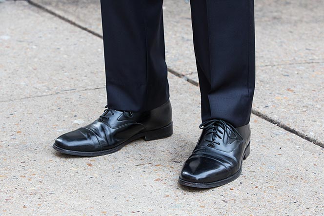 Do black shoes go with navy suit?