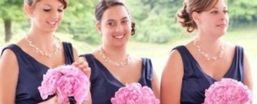 Do bridesmaids wear necklaces?