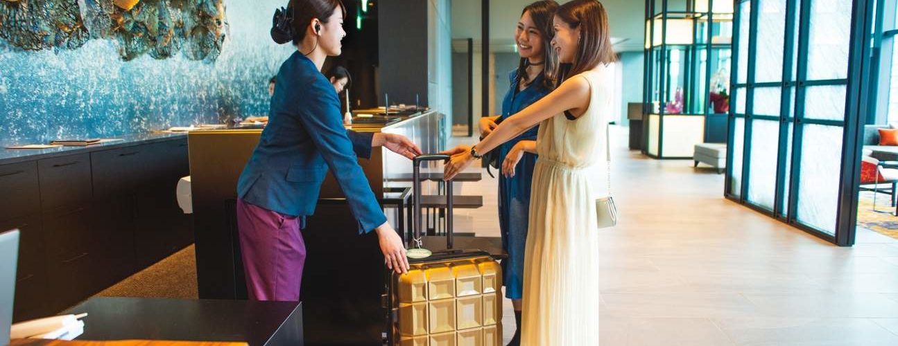 Do hotels look through your luggage?