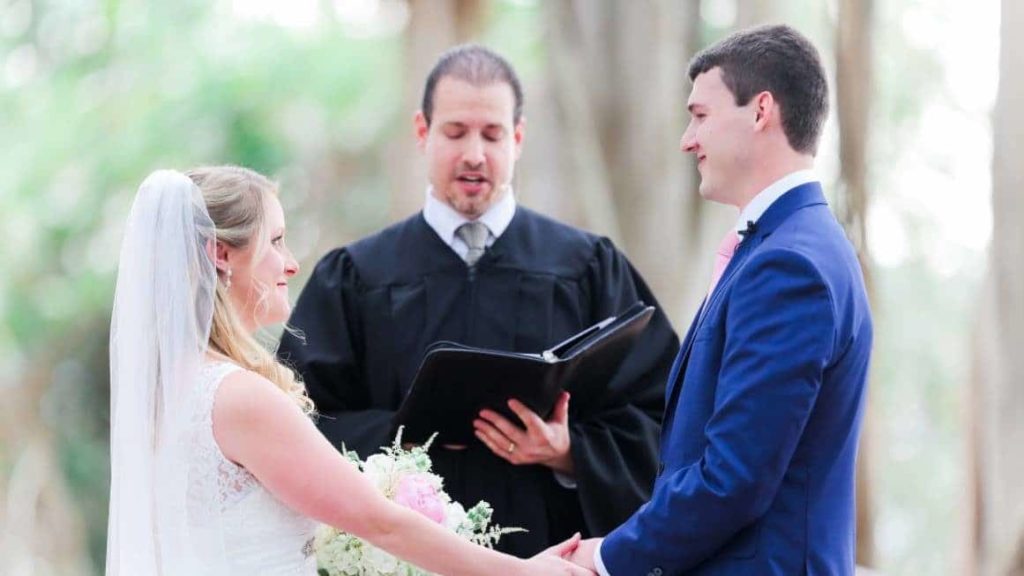 Do wedding officiants introduce themselves?