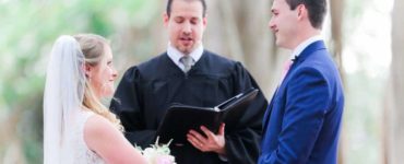 Do wedding officiants introduce themselves?