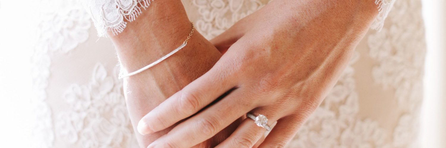 Do wedding rings go on the right hand?