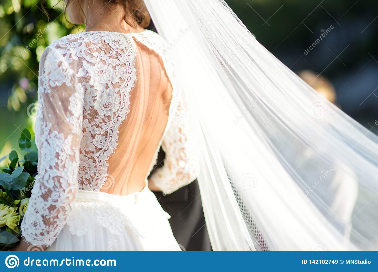 does-bride-hold-bouquet-during-ceremony