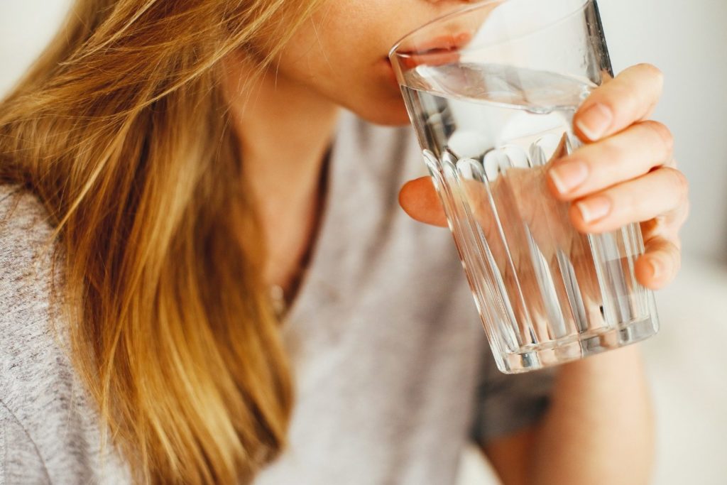 Does drinking water help acne?