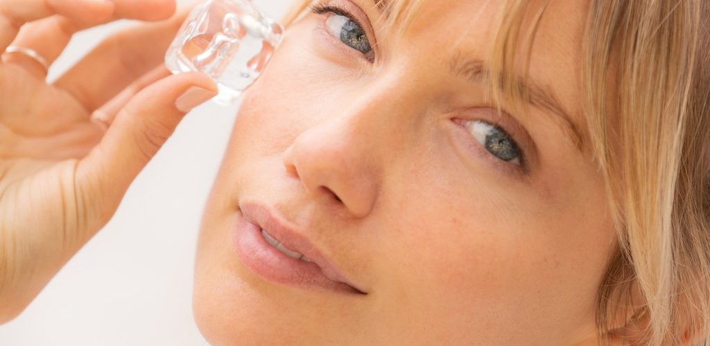 Does ice help acne?