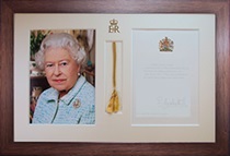 Does the Queen sign 60th anniversary cards?