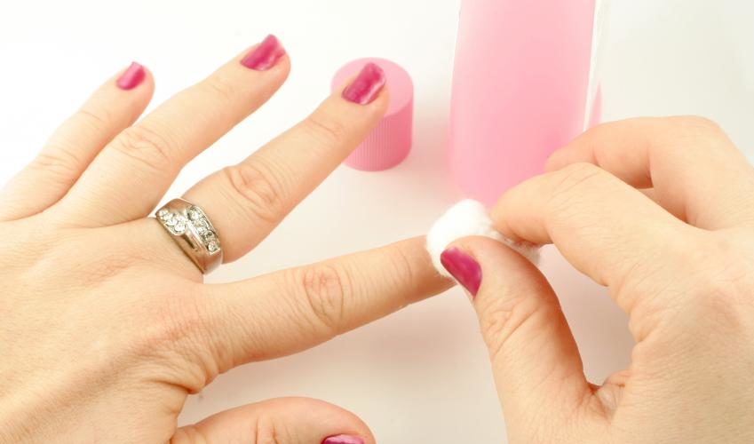 Does toothpaste remove nail polish?