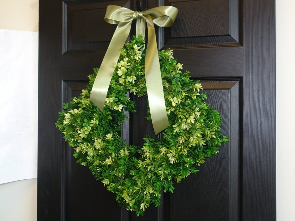 How big should a front door wreath be?