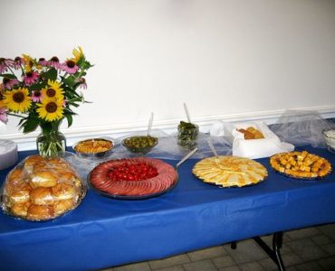 How can I feed my wedding guests cheap?
