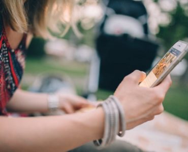 How can I see my boyfriends text messages without him knowing for free?