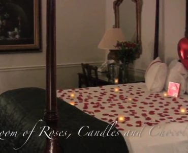 How can a man make his hotel room romantic?