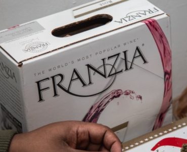 How do you keep a box of wine cold at a wedding?