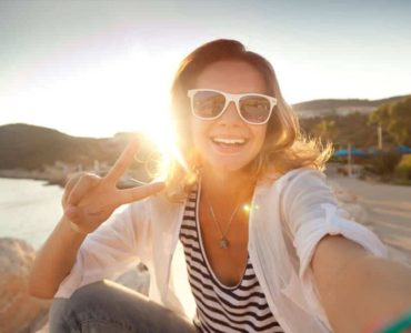 How do you pose like a selfie model?