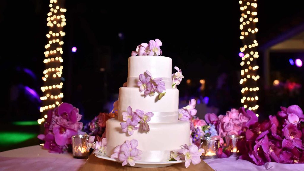 How do you price a wedding cake?