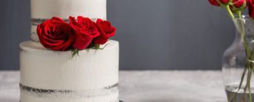 How long will fresh flowers last on a wedding cake?