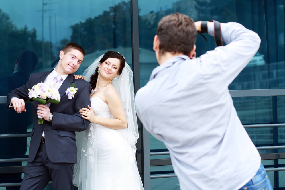 How many photos should a wedding photographer give you?