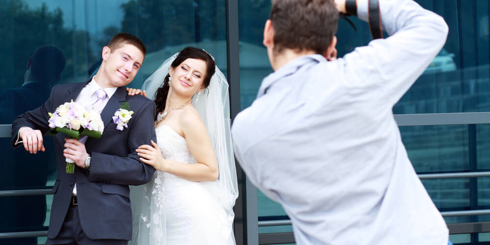 How many photos should a wedding photographer give you?