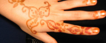 How much do henna artists charge per hour?