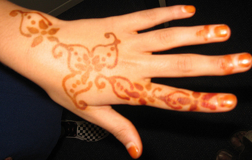 How much do henna artists charge per hour?